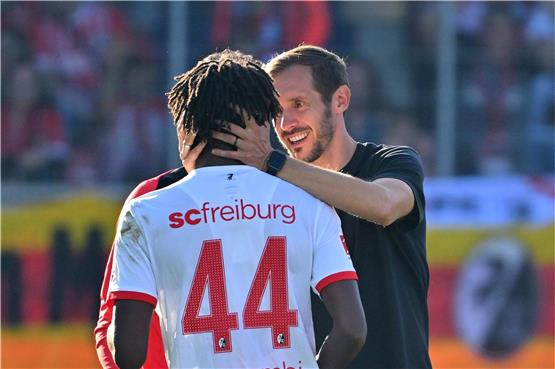 Beim Sieg in Heidenheim feierte der junge Freiburger Johan Manzambi (l.) sein Bundesliga-Debüt. Foto: Jan-Philipp Strobel/dpa