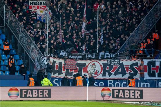 Das Spiel zwischen Bochum und Stuttgart drohte abgebrochen zu werden. Foto: David Inderlied/dpa