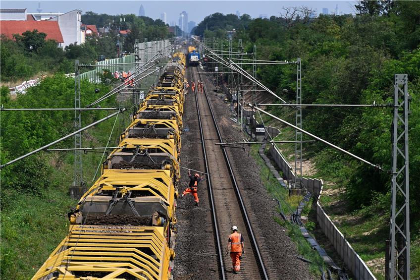 Der Ersatzverkehr während der Vollsperrung der Riesbahn schreckt laut einer Umfrage der Bahn nur einen kleinen Teil der Fahrgäste ab (Archivbild). Foto: Arne Dedert/dpa