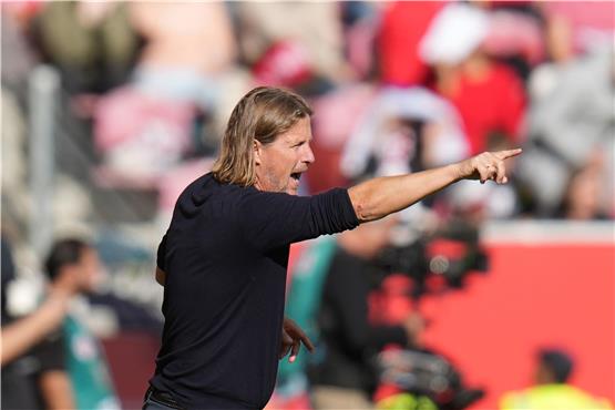 Der Mainzer Trainer Bo Henriksen kritisiert nach der Niederlage gegen Heidenheim Kritik den Schiedsrichter. Foto: Thomas Frey/dpa