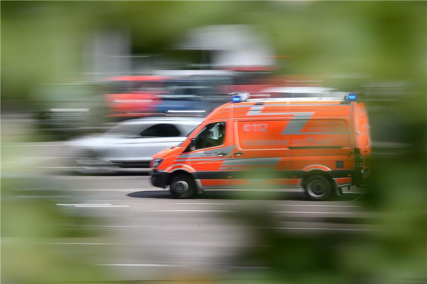 Der Rettungsdienst brachte den schwer verletzten Jungen ins Krankenhaus. Foto: Sebastian Gollnow/dpa