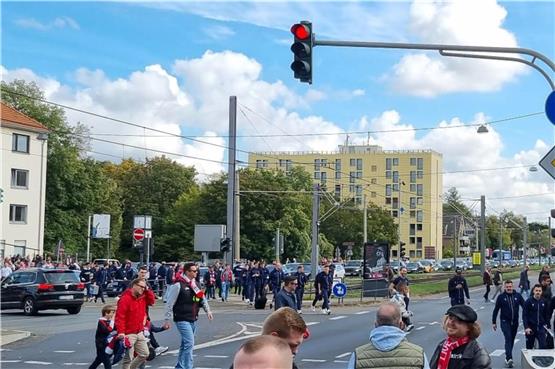 Die Busfahrt des Karlsruher SC zum Kölner Stadion endete früher als geplant. Foto: David Joram/dpa