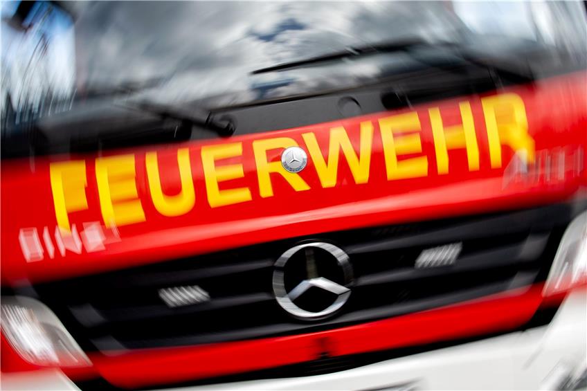 Die Feuerwehr löschte den Brand am Wohnhaus. (Symbolbild) Foto: Hauke-Christian Dittrich/dpa