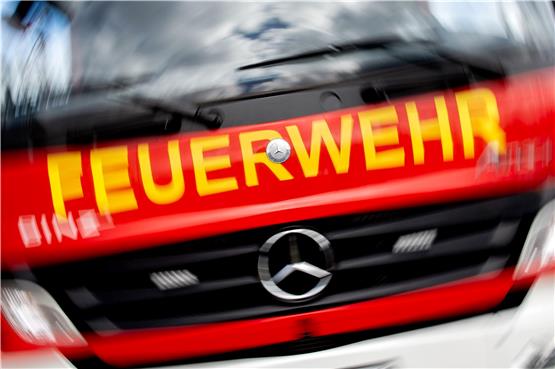 Die Feuerwehr löschte den Brand am Wohnhaus. (Symbolbild) Foto: Hauke-Christian Dittrich/dpa