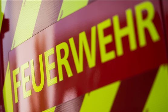 Die Feuerwehr war bis zum späten Samstagabend mit den Lösch- und Aufräumarbeiten beschäftigt. (Symbolbild) Foto: Marijan Murat/dpa