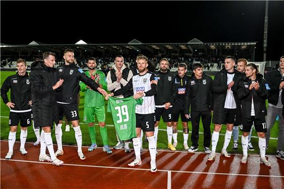 Die Mannschaft widmete dem verletzten Torhüter den ersten Heimsieg. Foto: Harry Langer/dpa