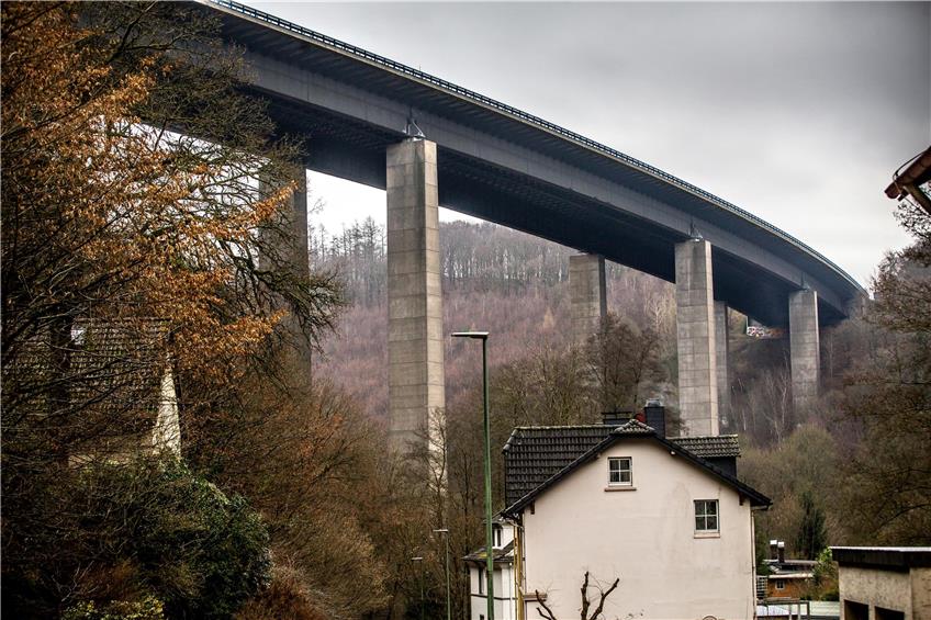 Die Talbrücke Rahmede war nicht mehr zu retten. Foto: Dieter Menne/dpa