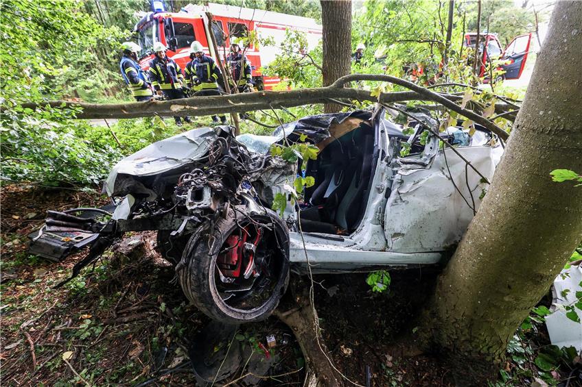 Ein anderer Autofahrer entdeckte das Fahrzeug später im Wald, der Fahrer war aber bereits tot. Foto: Thomas Warnack/dpa