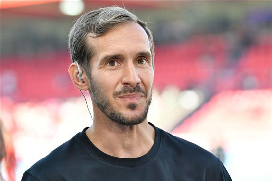 Freut sich auf das Duell mit dem FC St. Pauli: Freiburgs Trainer Julian Schuster. Foto: Jan-Philipp Strobel/dpa