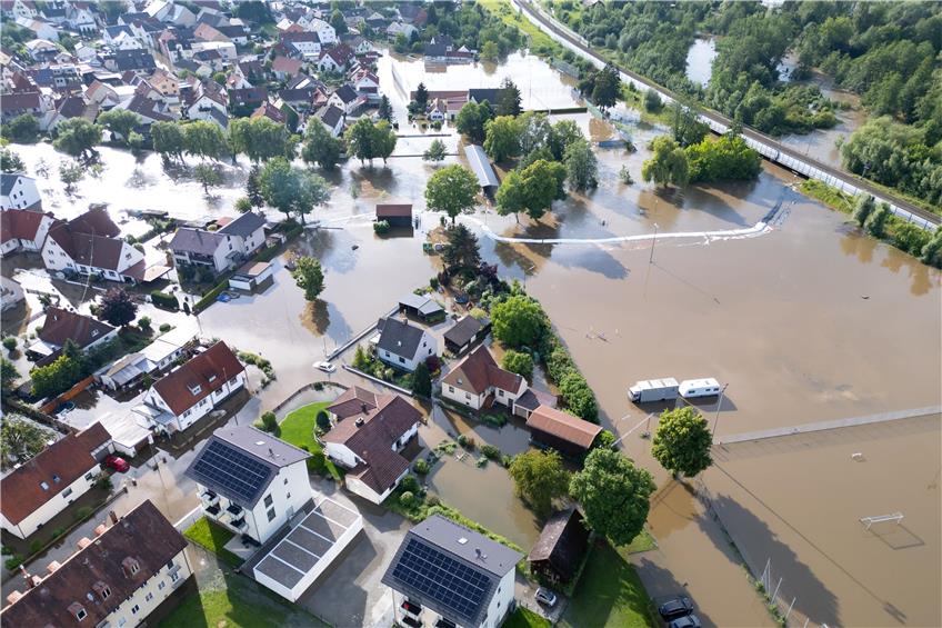 Im Frühjahr hielt knapp zwei Wochen lang Hochwasser weite Teile Bayerns in Atem - nun werden ersten Schadenssummen bekannt. (Archivbild)  Foto: Sven Hoppe/dpa