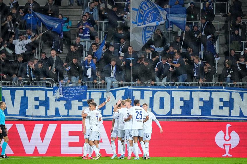 Jubel über den späten Ausgleich: Hoffenheims Profis um Max Moerstedt  Foto: Bo Amstrup/Ritzau Scanpix Foto via AP/dpa