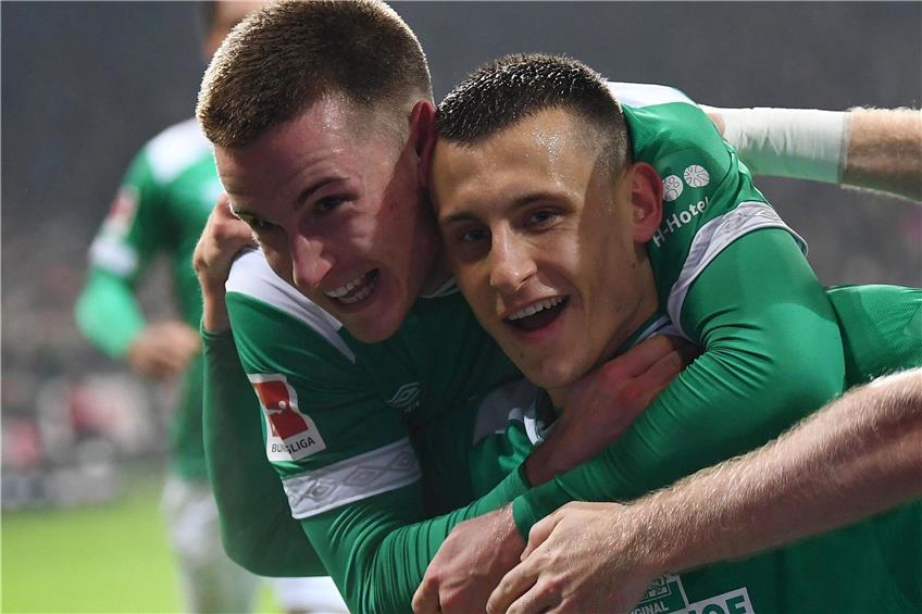 Jubelten einst gemeinsam für Werder Bremen: Die Brüder Johannes (l.) und Maximilian Eggestein. Foto: Carmen Jaspersen/dpa