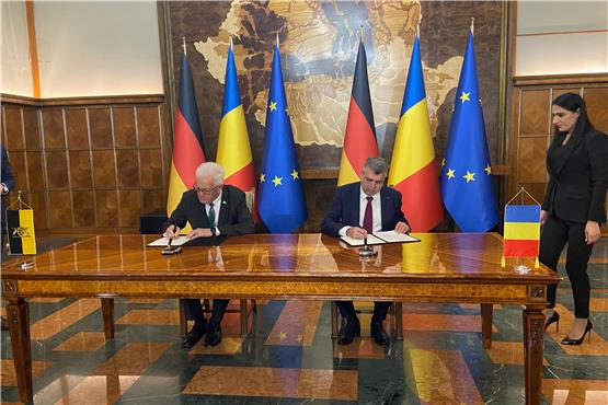 Ministerpräsident Winfried Kretschmann und Rumäniens Premierminister Marcel Ciolacu beim Unterzeichnen der gemeinsamen Erklärung. Foto: -/Staatsministeriums Baden-Württemberg/dpa/dpa