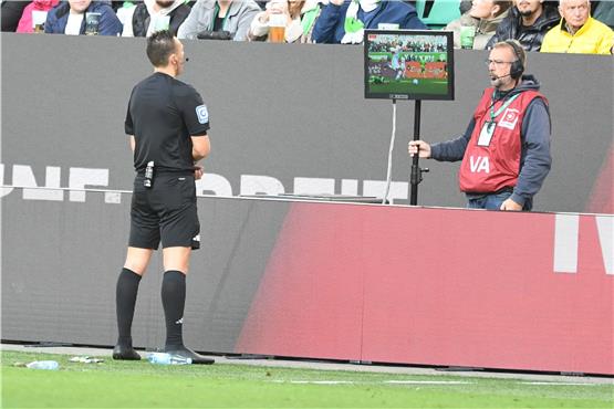 Schiedsrichter Sven Jablonski überprüft die Rote Karte gegen Stuttgarts Atakan Karazor. Foto: Swen Pförtner/dpa