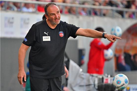 Trainer Frank Schmidt und der 1. FC Heidenheim treten am Samstag beim 1. FSV Mainz 05 an. Foto: Jan-Philipp Strobel/dpa