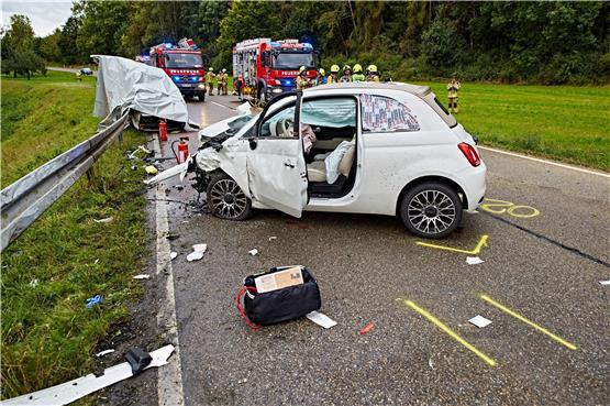 Unfall bei Giengen an der Brenz: Zwei Jugendliche sind tot, eine junge Frau schwer verletzt.  Foto: Markus Brandhuber/onw-images/dpa