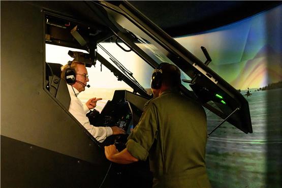 Verteidigungsminister Boris Pistorius – hier in einem Kampfhubschrauber-Simulator – hat das Ziel im Blick. Dass er es trifft, ist nicht sicher. Foto: Swen Pförtner/Pool/afp