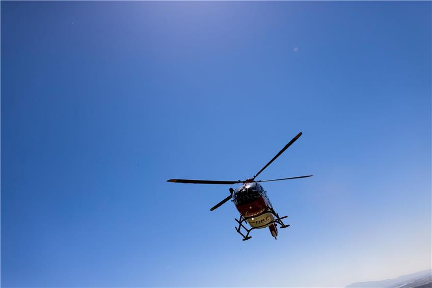 Zwei Rettungshubschrauber wurden vorsorglich zur Unfallstelle geschickt. (Symbolbild) Foto: Philipp von Ditfurth/dpa