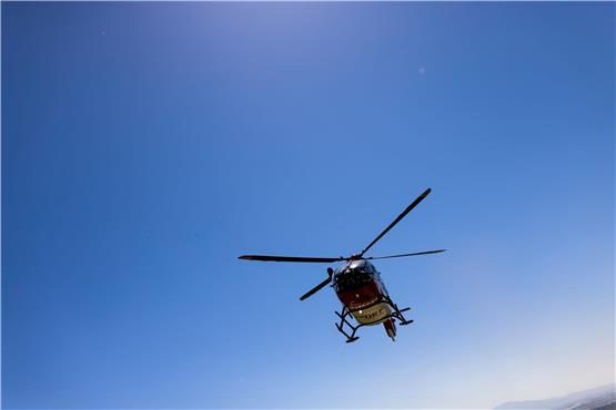 Zwei Rettungshubschrauber wurden vorsorglich zur Unfallstelle geschickt. (Symbolbild) Foto: Philipp von Ditfurth/dpa