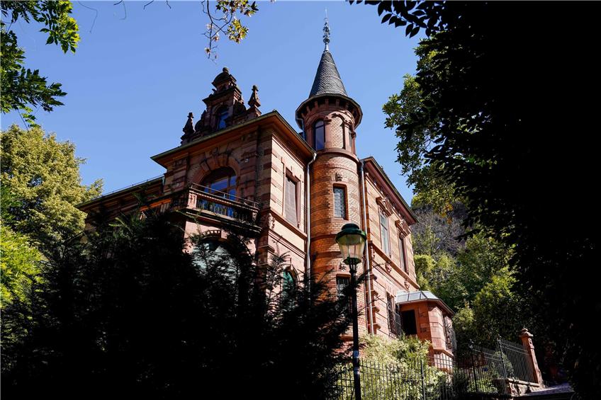 Zwei junge Männer stehen vor dem Heidelberger Landgericht, weil sie im Jahr 2020 bei einer Feier der Burschenschaft Normannia einen jungen Mann antisemitisch beleidigt und mit Gürteln geschlagen haben sollen. (Archivbild) Foto: Uwe Anspach/dpa